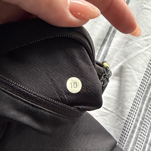 Lululemon Black Geometric Patterned Leggings - Picture 2 of 3